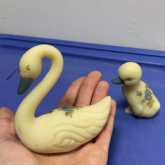 Set (2) Vintage Fenton Custard Glass Duck Hand Painted Blue Floral Artist Signed - Picture 8 of 11